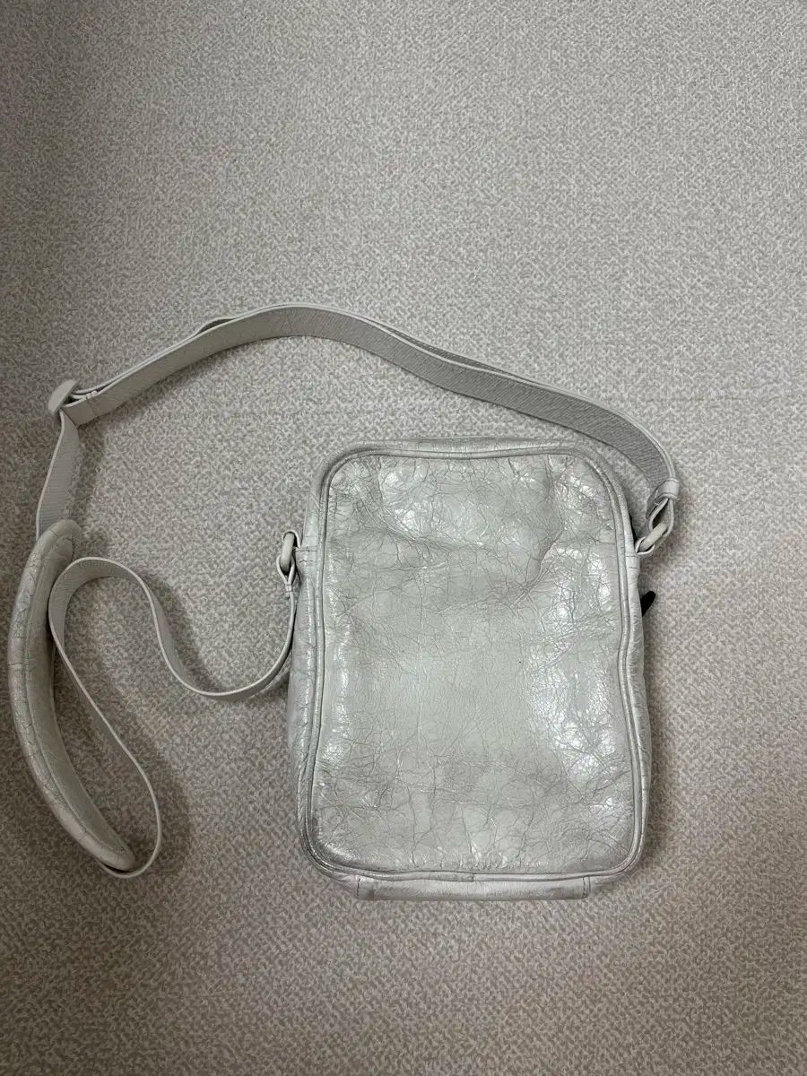 バレンシアガ × アディダス メッセンジャーバッグ