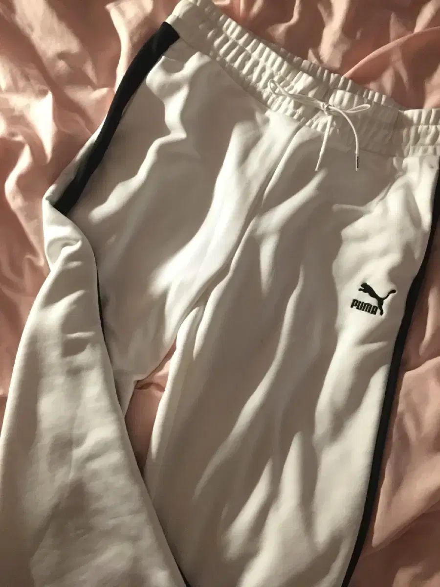 プーマ 必須アイテム 白 ジャージ トラックパンツ