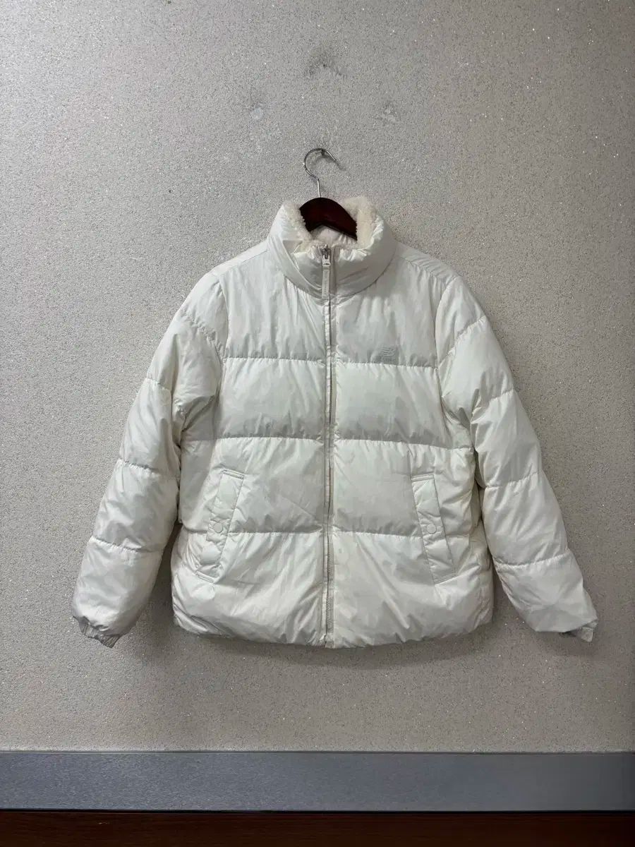 ニューバランス リバーシブル ダウン 染みあり