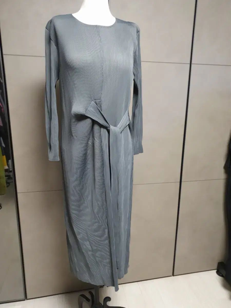 グレー プリーツ ロング ONE PIECE