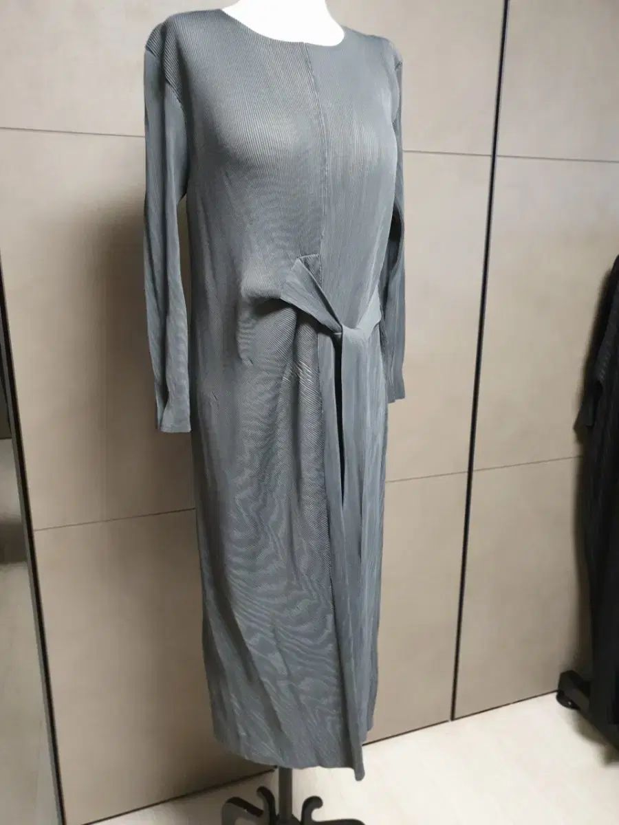 グレー プリーツ ロング ONE PIECE
