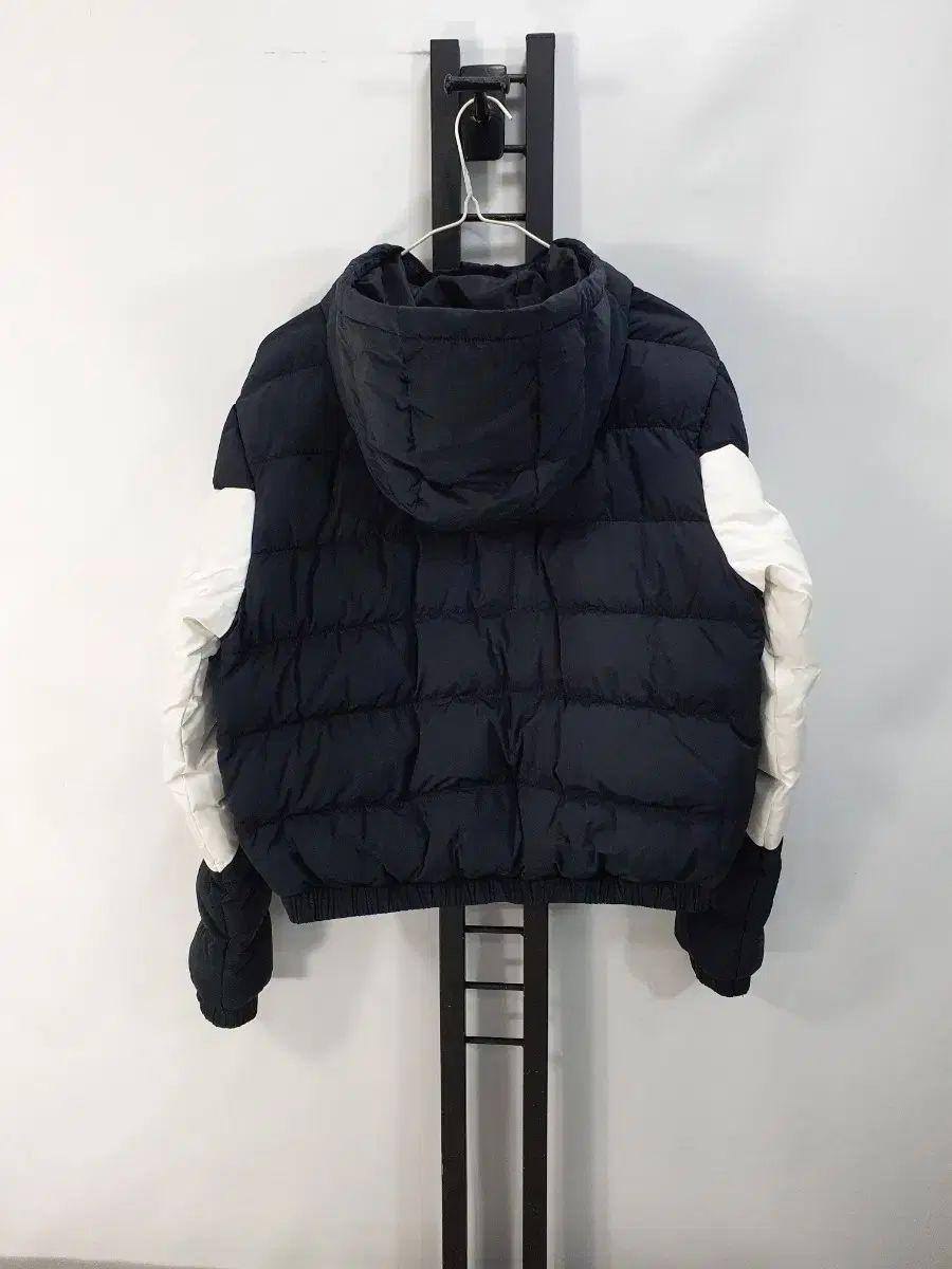 アディダス ショートダウン クロップド ジェニ ダウン ジャケット ブラック 白 xs