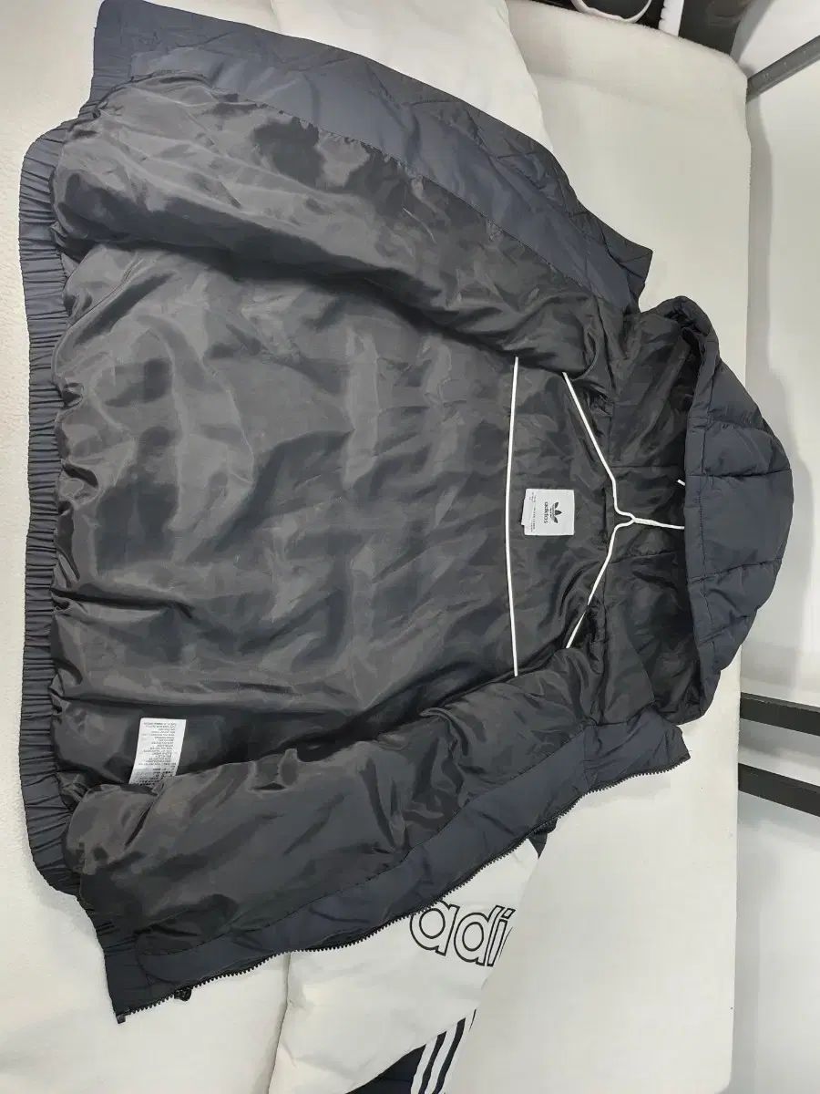 アディダス ショートダウン クロップド ジェニ ダウン ジャケット ブラック 白 xs GULLKHAN_COM