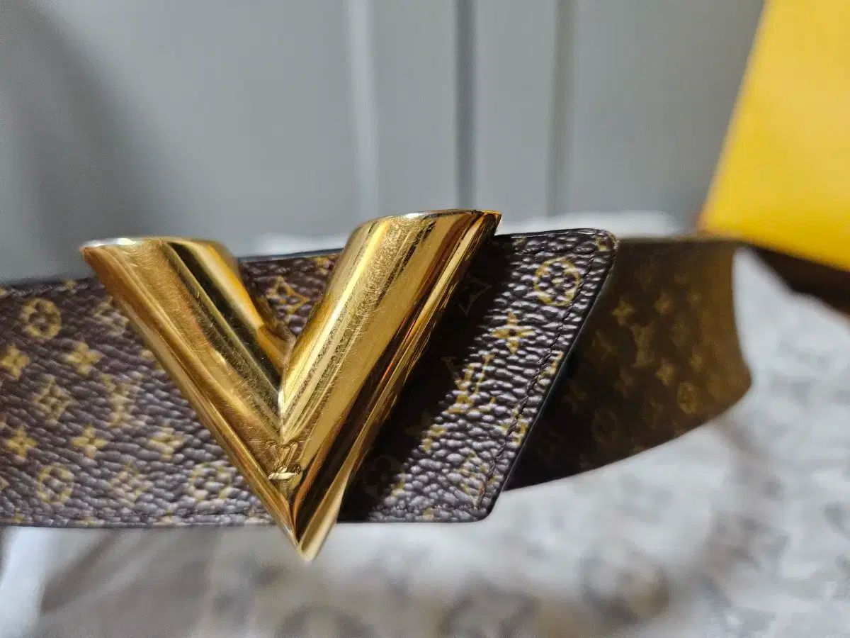 ルイヴィトン モノグラム ブラウン V ベルト ゴールド