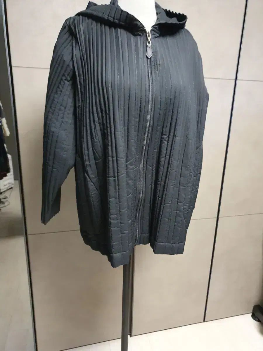 プリーツ フーディー ジップアップ ブラック レディース