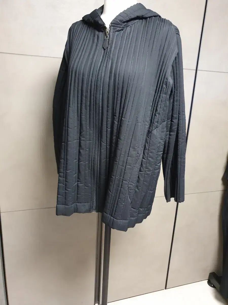  プリーツ フーディー ジップアップ ブラック レディース パーカー トップス