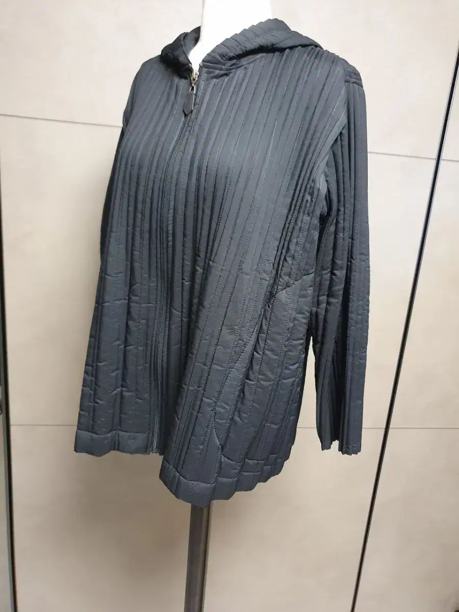 プリーツ フーディー