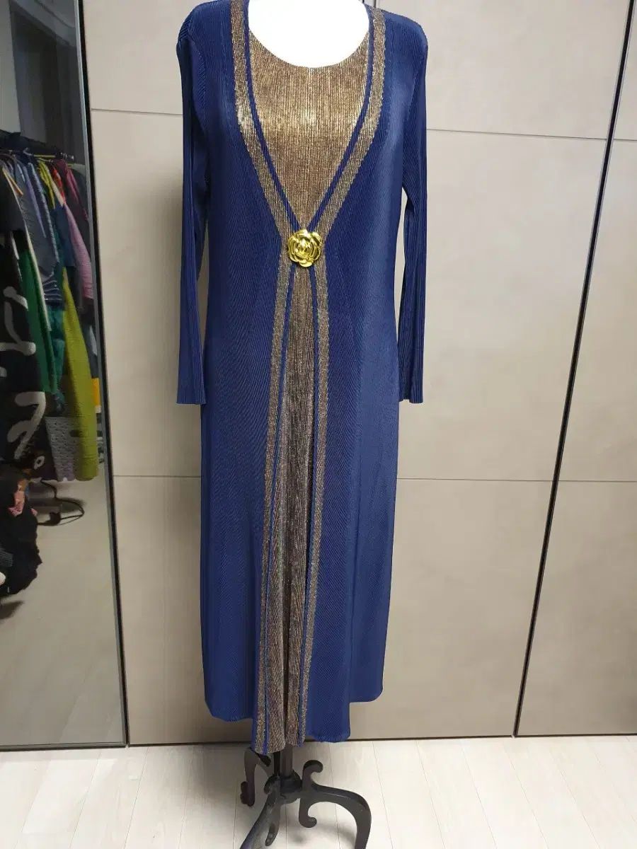 プリーツ ロング ONE PIECE ネイビー GOLD ポイント