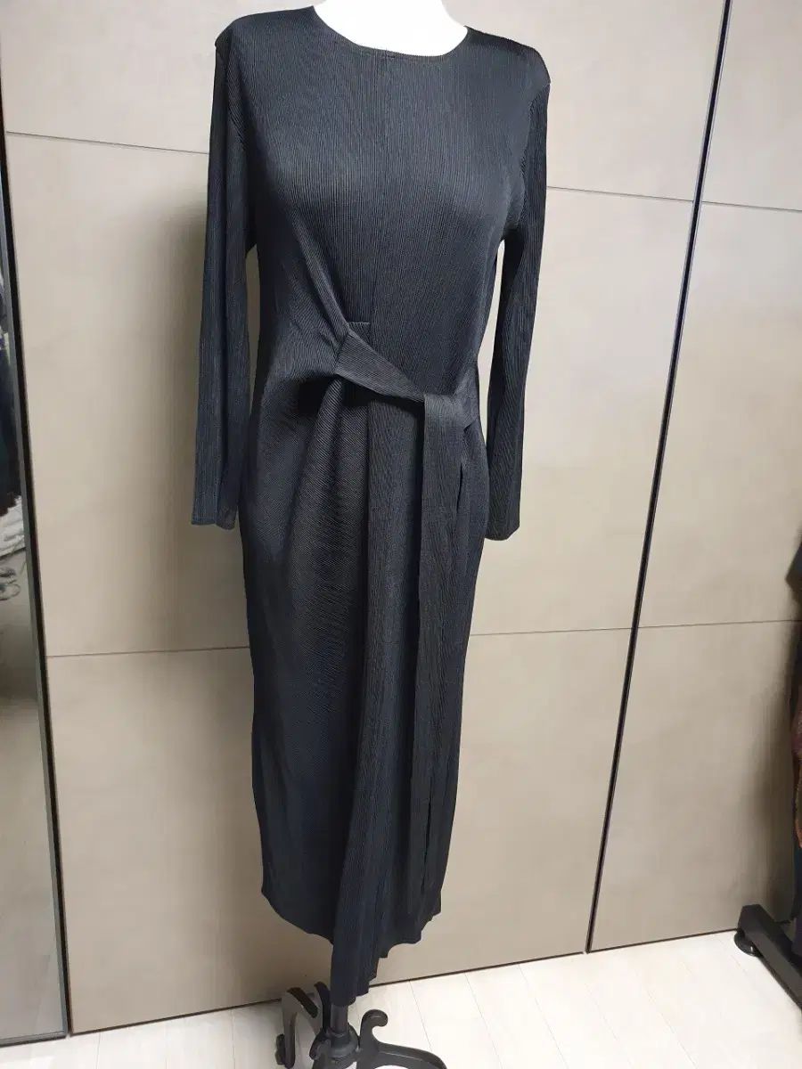 プリーツ ロング ONE PIECE ブラック Free サイズ