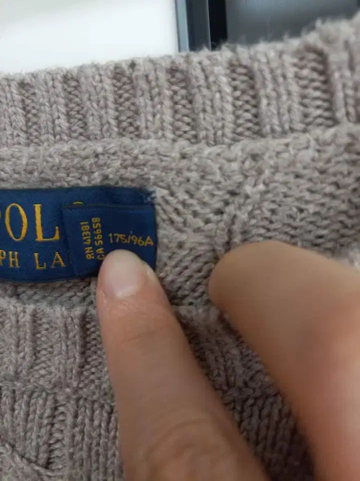 ポロケーブルニット