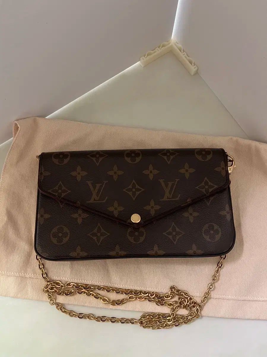 ルイヴィトン ポシェット フェリシー 内蔵チップ付き