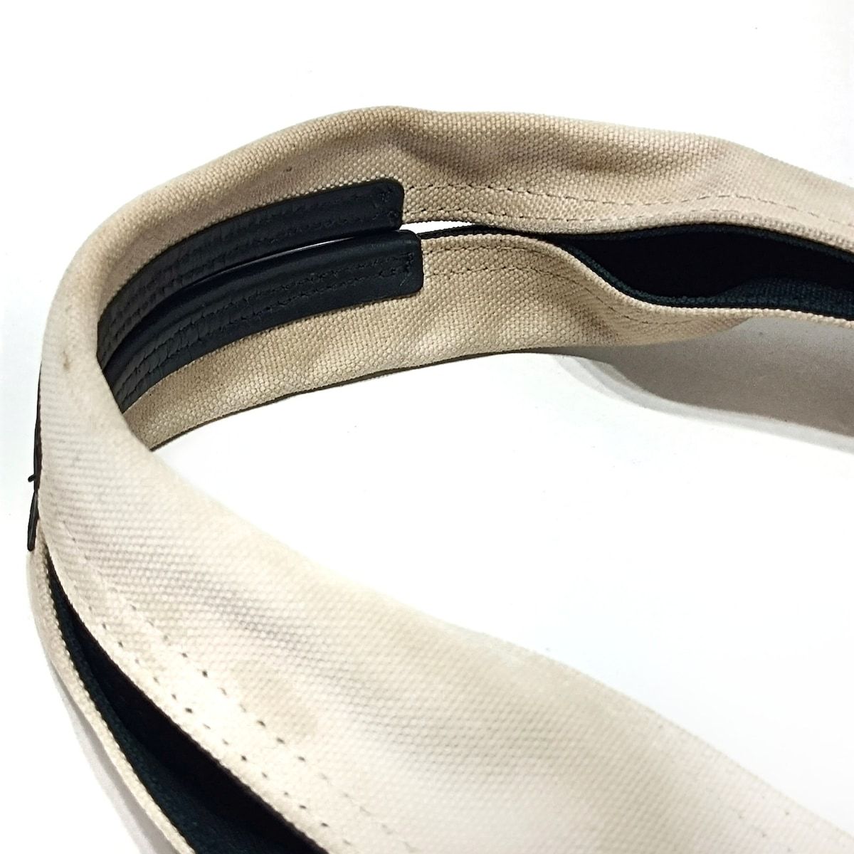 - アイボリー×黒