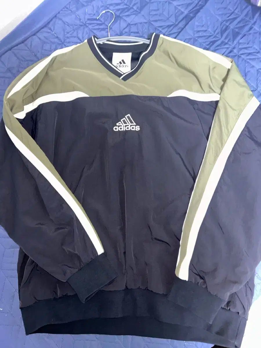 アディダス Vネック ウィンドブレーカー