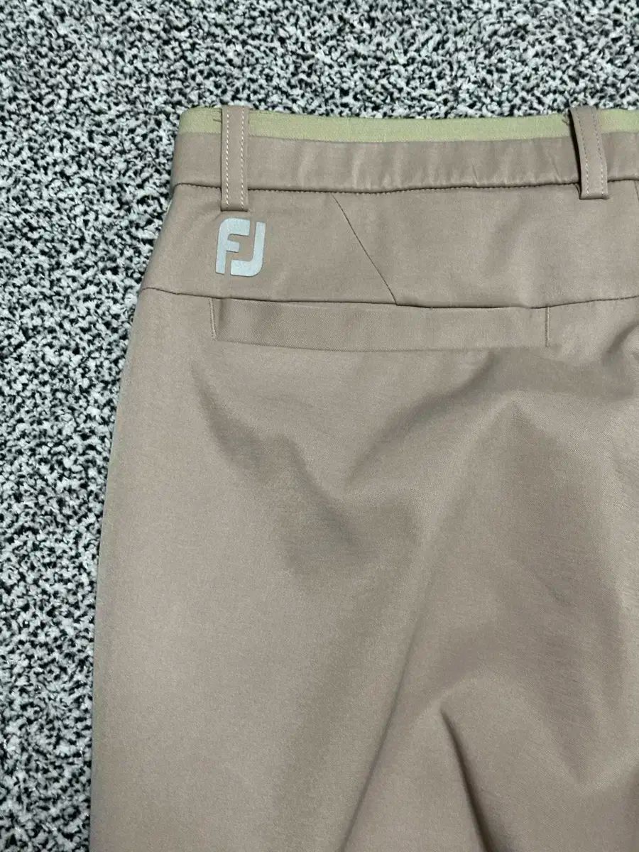 ベージュ ズボン