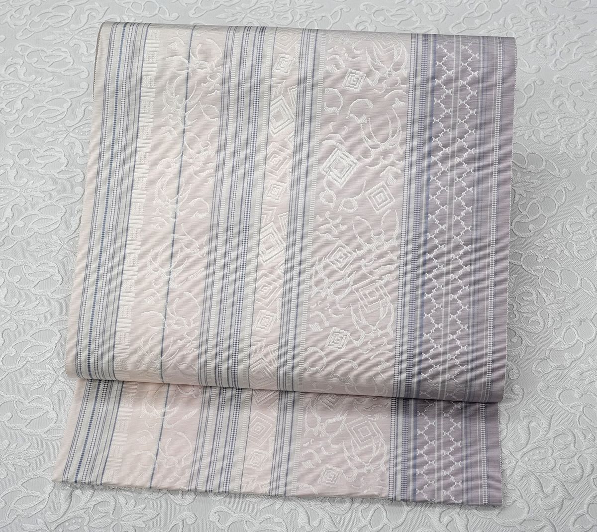 未仕立 博多帯 黒木織物 八寸名古屋帯 歌舞伎 隈取柄 薄紫系 仕立代込み