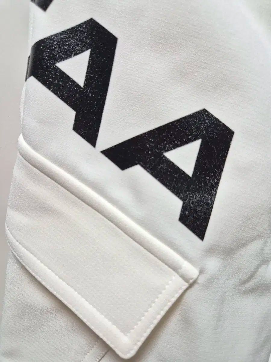 UTAAアイボリー カーゴ ジョガー パンツ