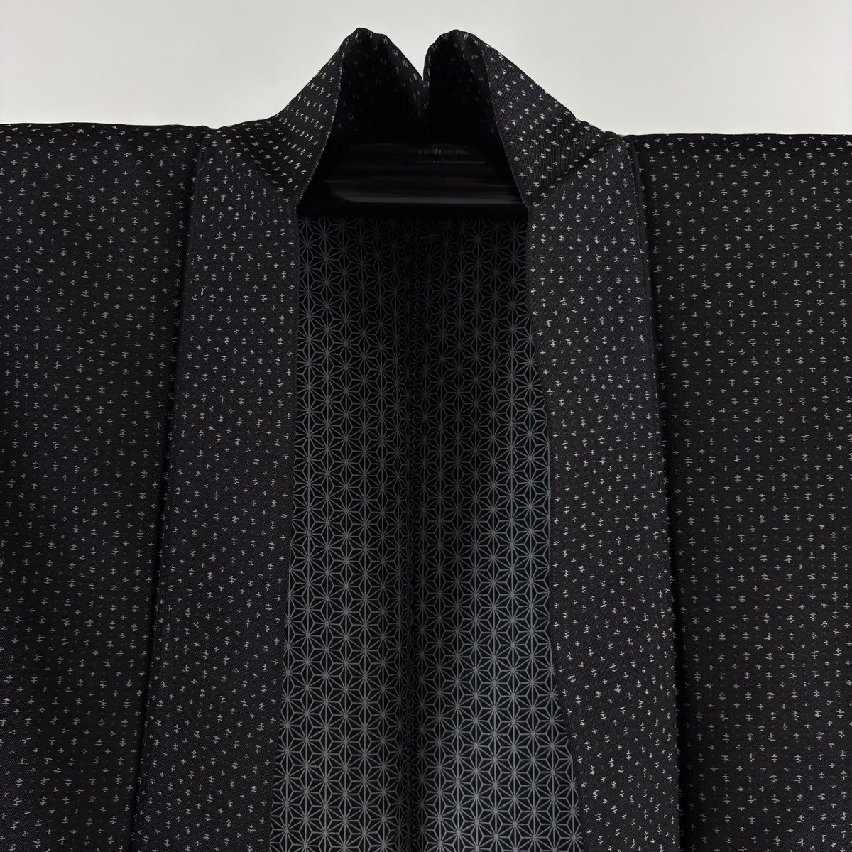  男着物 身丈101 cm 裄丈72.5 L 羽織 お召地 幾何学模様 墨色 正絹 着物 着物 浴衣