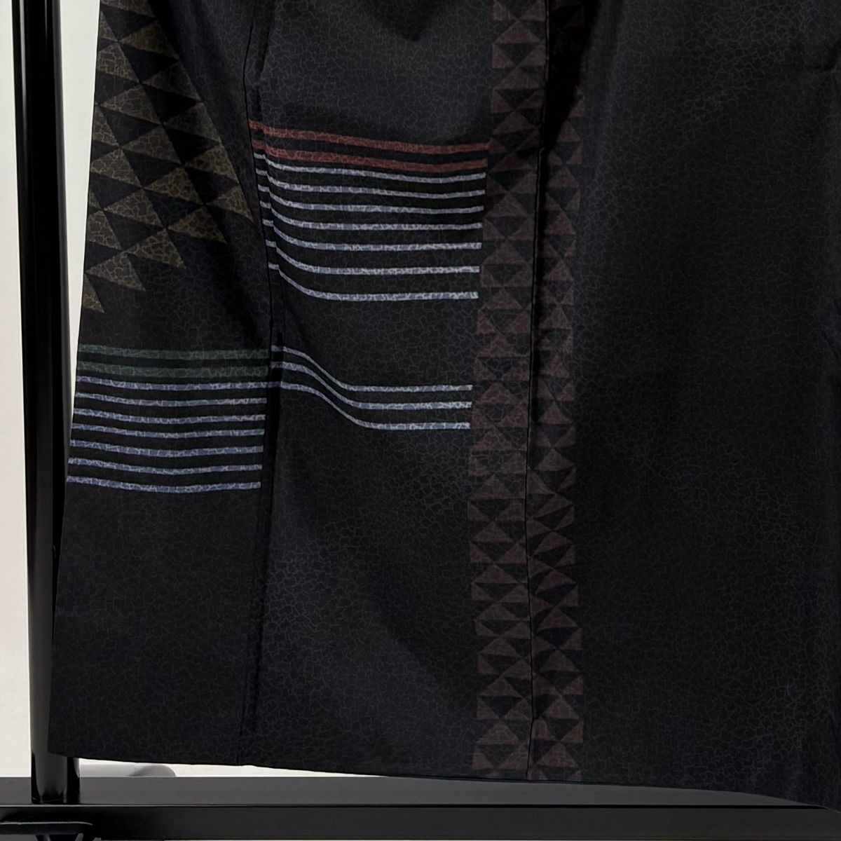 付下げ 身丈155.5cm 裄丈63.5cm S 袷 紬地 鱗 縞 黒 正絹 秀品