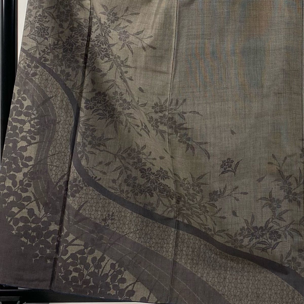 付下げ 身丈161.5cm 裄丈64.5cm M 袷 草花 シルエット 灰茶 正絹 秀品