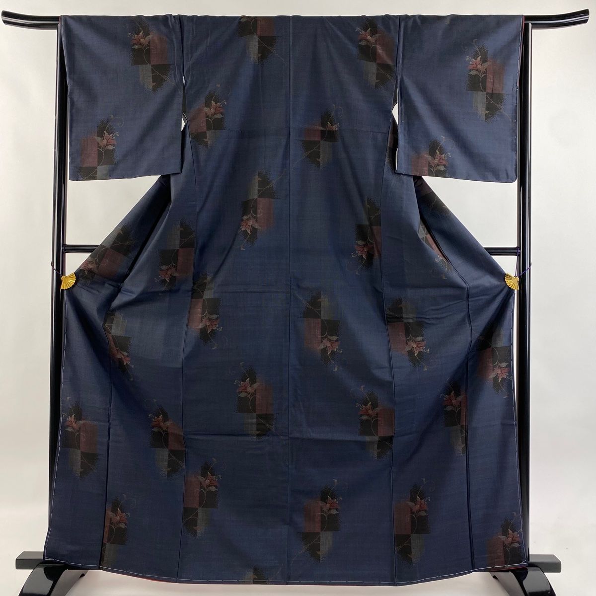 大島紬 身丈165.5cm 裄丈65.5cm M 袷 純泥染 証紙 花唐草 変わり市松 紺色 正絹 秀品