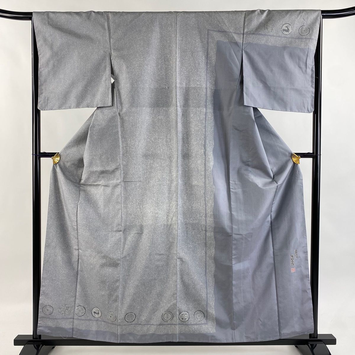 付下げ 身丈159cm 裄丈66cm M 袷 佐伯武晴 紬地 やまと 落款 動物 文字紋 灰色 正絹