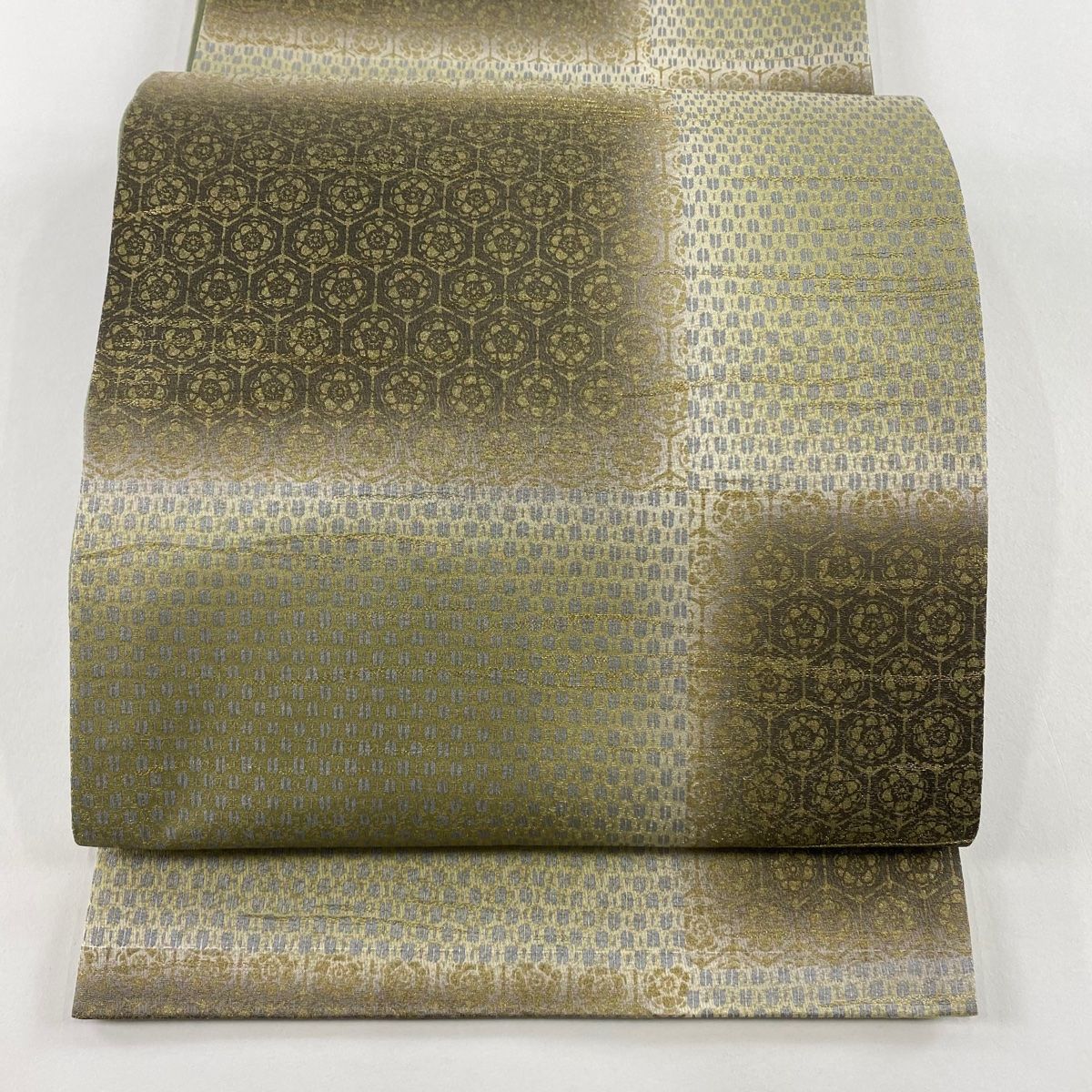 袋帯 落款 緑茶染 花 亀甲 金糸 金銀彩 灰緑 全通 正絹