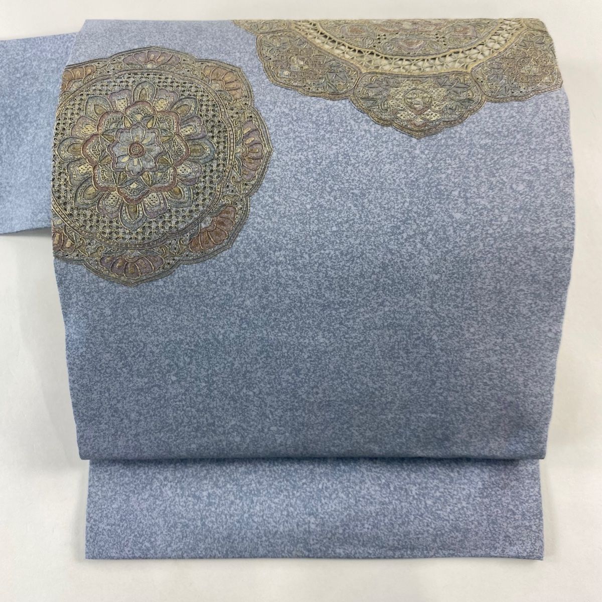 名古屋帯 秀品 華文 絵皿模様 刺繍 金彩 青灰色 正絹
