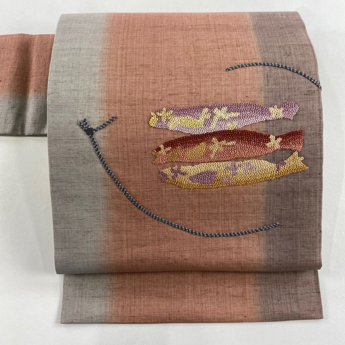 名古屋帯 秀品 紬地 魚 刺繍 ピンクベージュ 正絹