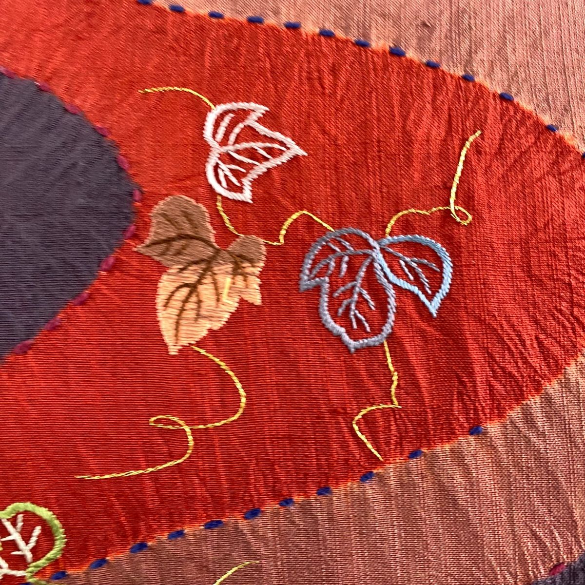 名古屋帯 秀品 紬地 葉柄 幾何学 絞り 刺繍 小豆色 正絹