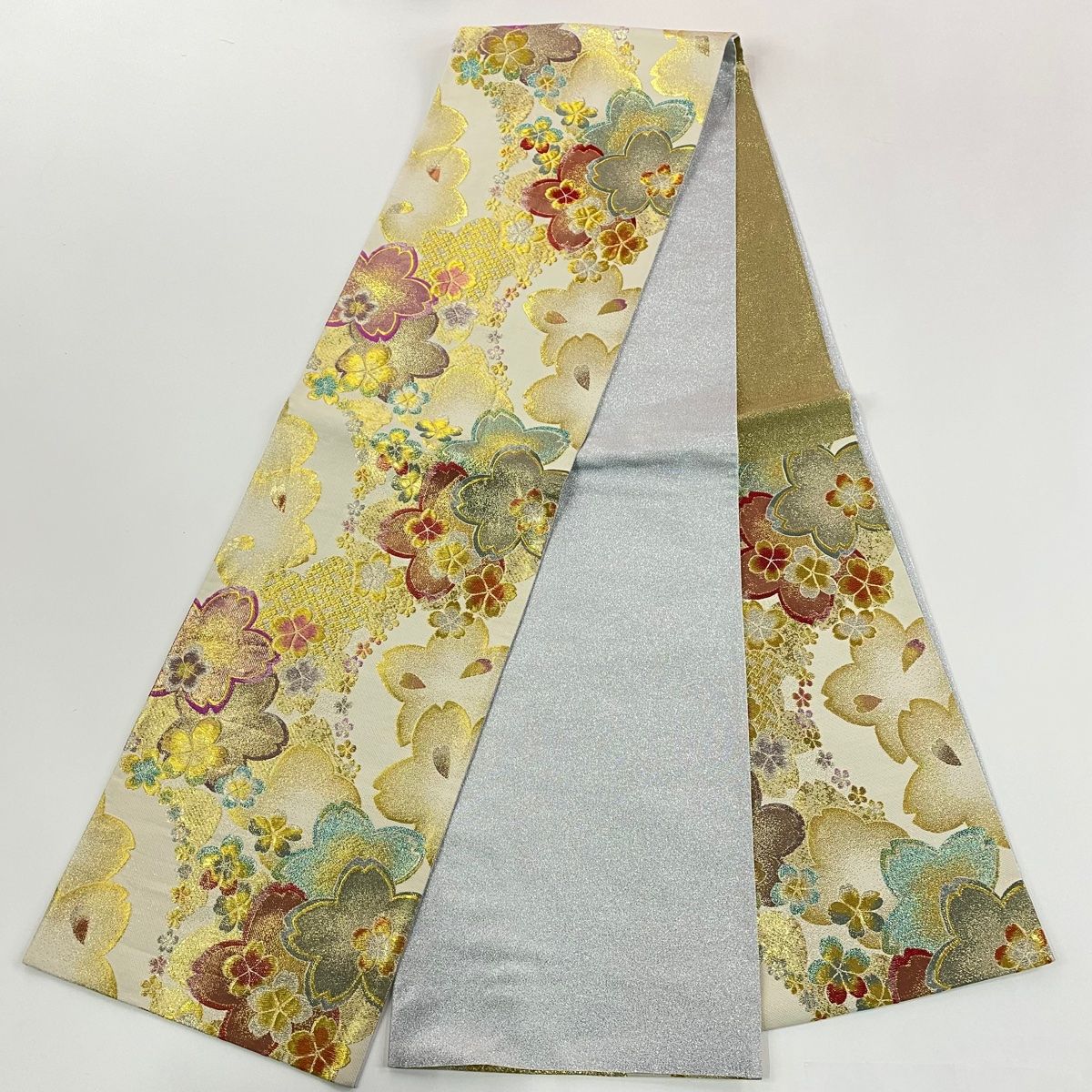 ピンクベージュ