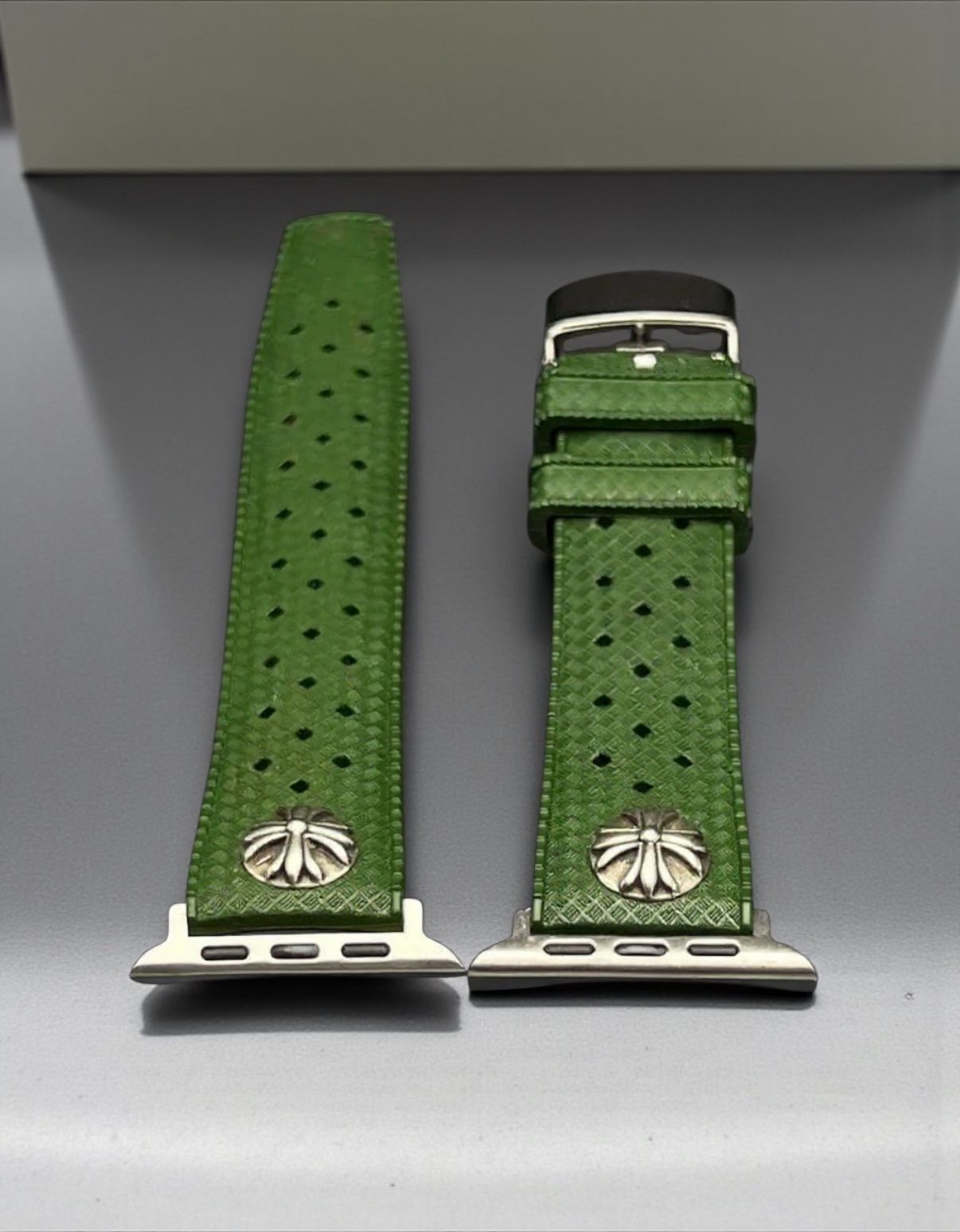 アップルウォッチ　フッ素ラバーバンド　カスタム　クロス　シルバー　Apple Watchカスタム　　コンチョ付 561