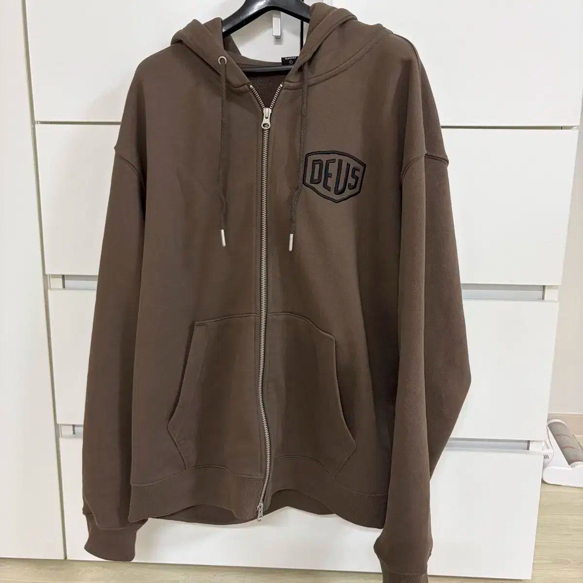 DEUS WHO ジップアップ オリーブ L