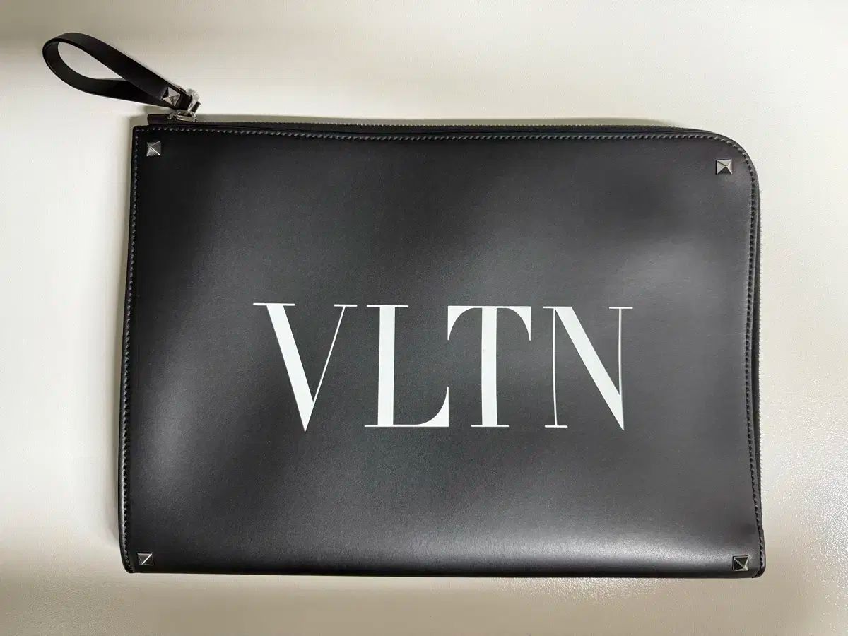 ヴァレンティノ VLTN ケース クラッチバッグ