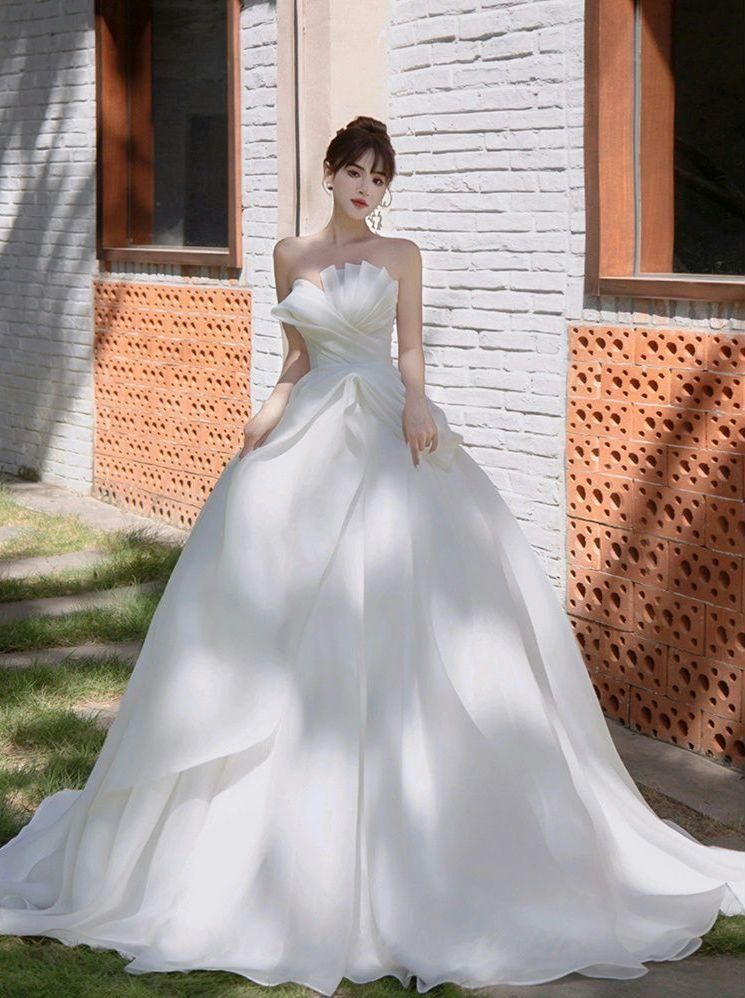 ️胸元立体プリーツホワイトウェディングドレス ️モダンエレガント 前撮り