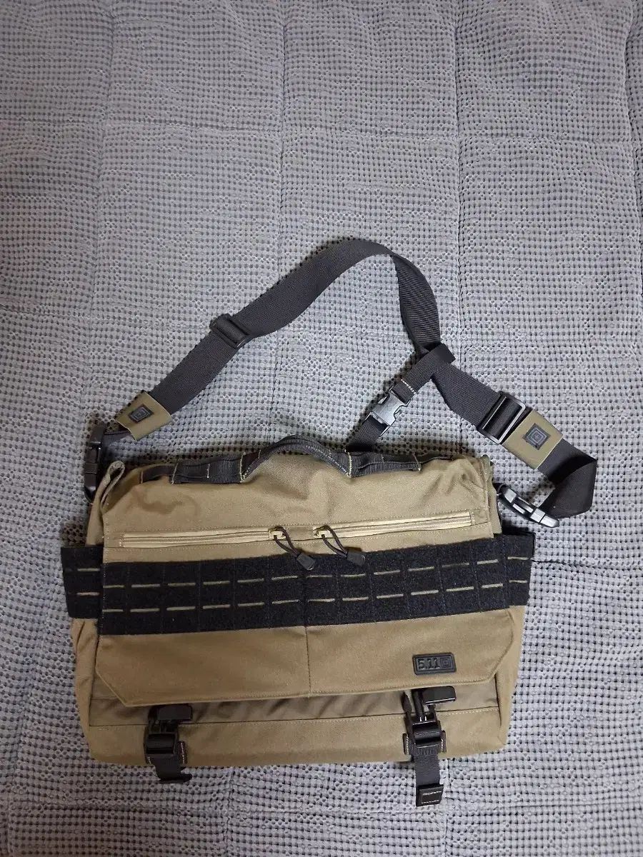 5.11 TACTICAL タクティカル メッセンジャーバッグ カーキ クロスバック