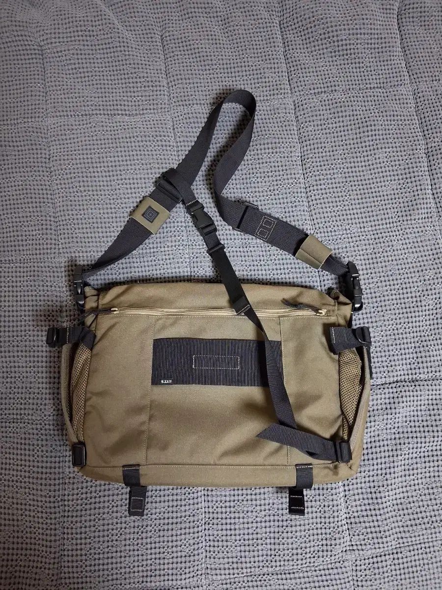 5.11 TACTICAL タクティカル メッセンジャーバッグ カーキ クロスバック