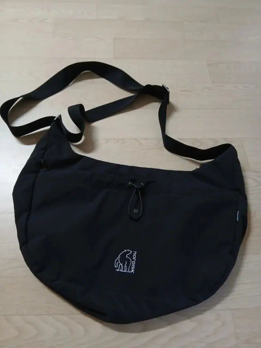 ノルディスク ブラック ショルダーバッグ