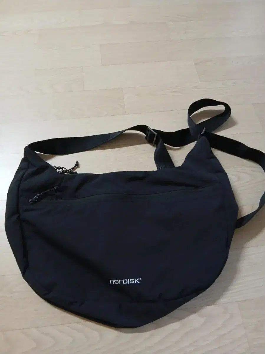 ノルディスク ブラック ショルダーバッグ