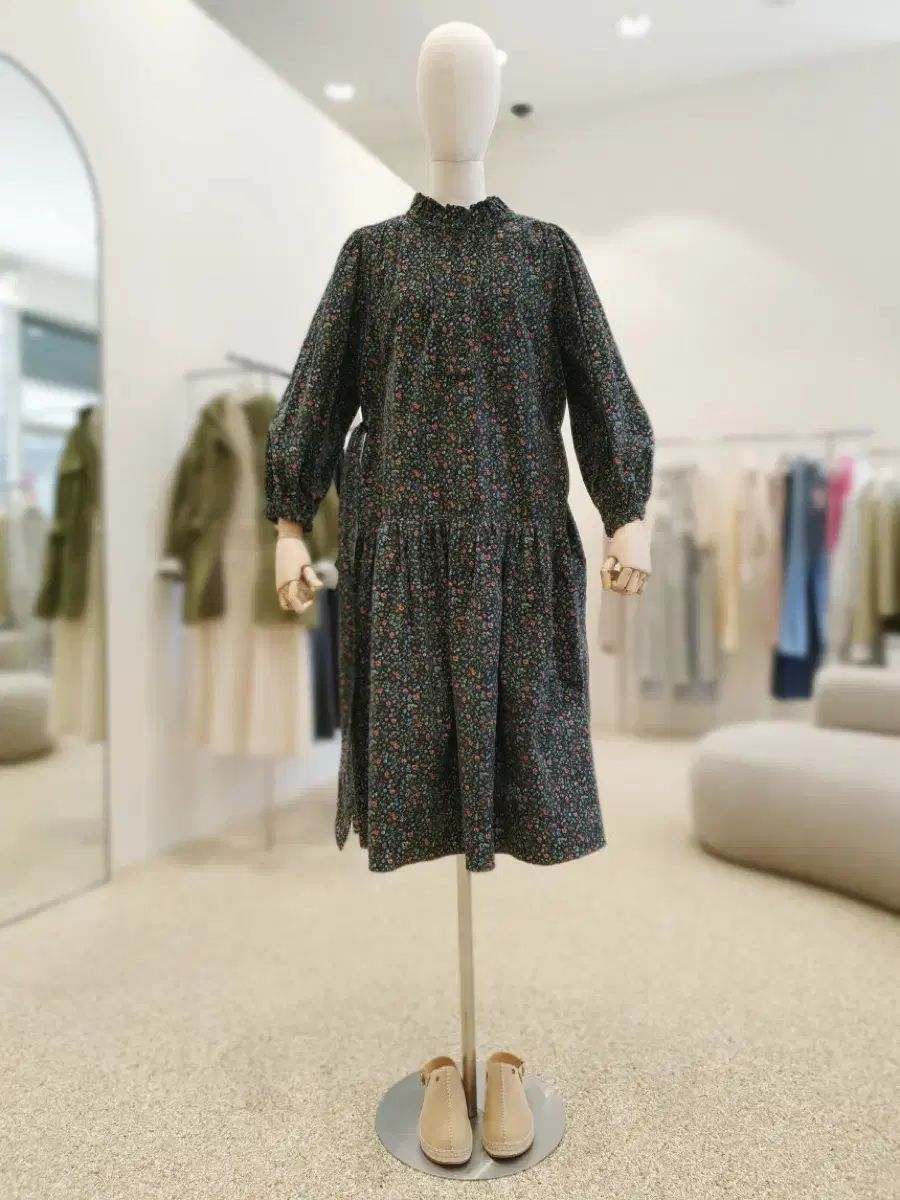 サースデーアイランド コーデュロイ ゴールデン ONE PIECE