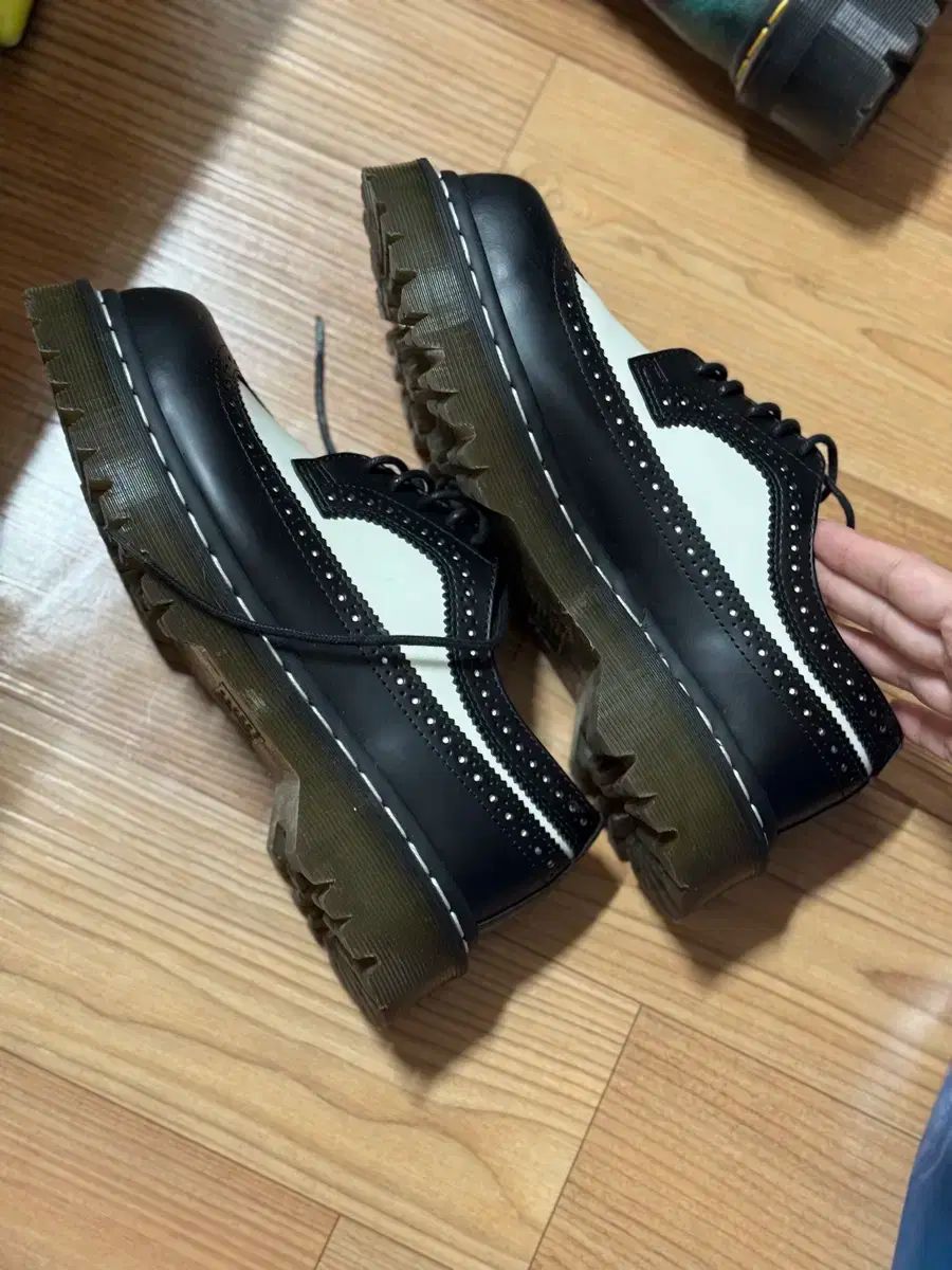  DR. MARTENS ドクターマーチン 3989 ブローグ ブラック - 白 ウイングチップ EU 39 スニーカー 靴