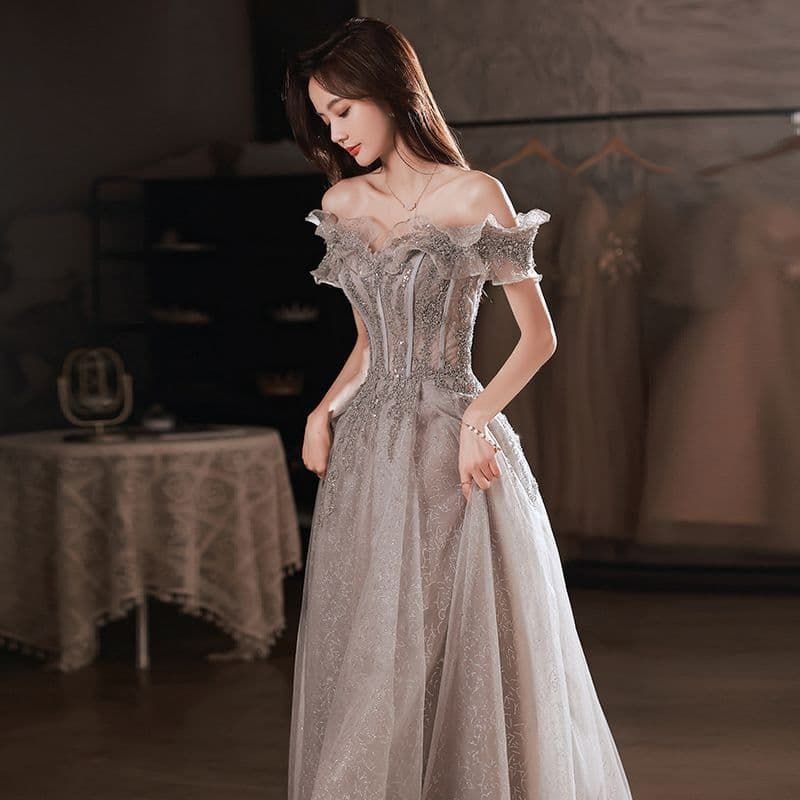 ️大人の魅力を引き立てる 優雅なラインが美しいシルバーグレードレス