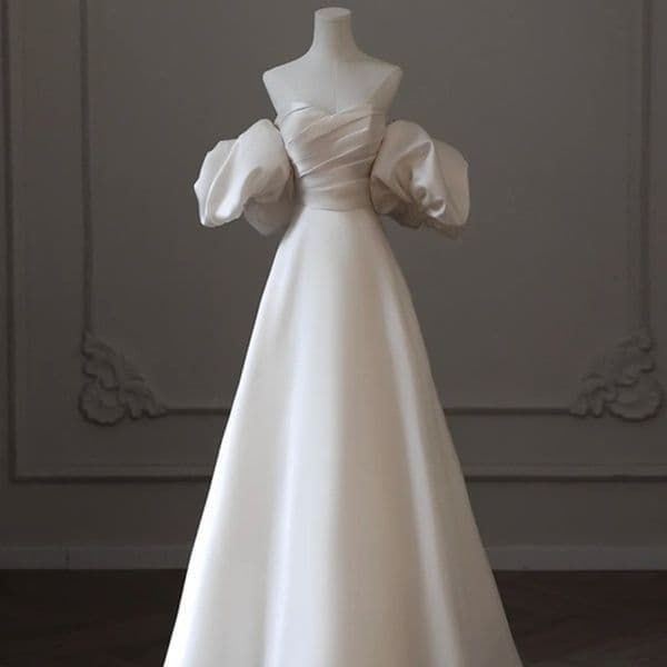 ️立体フリルとボリュームスリーブが美しいモダンクラシックホワイトドレス