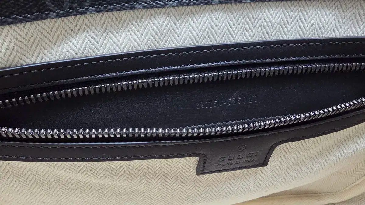 グッチ GG エンブレム ブラック メンズ ショルダーバッグ KARIMZIABAT_FR