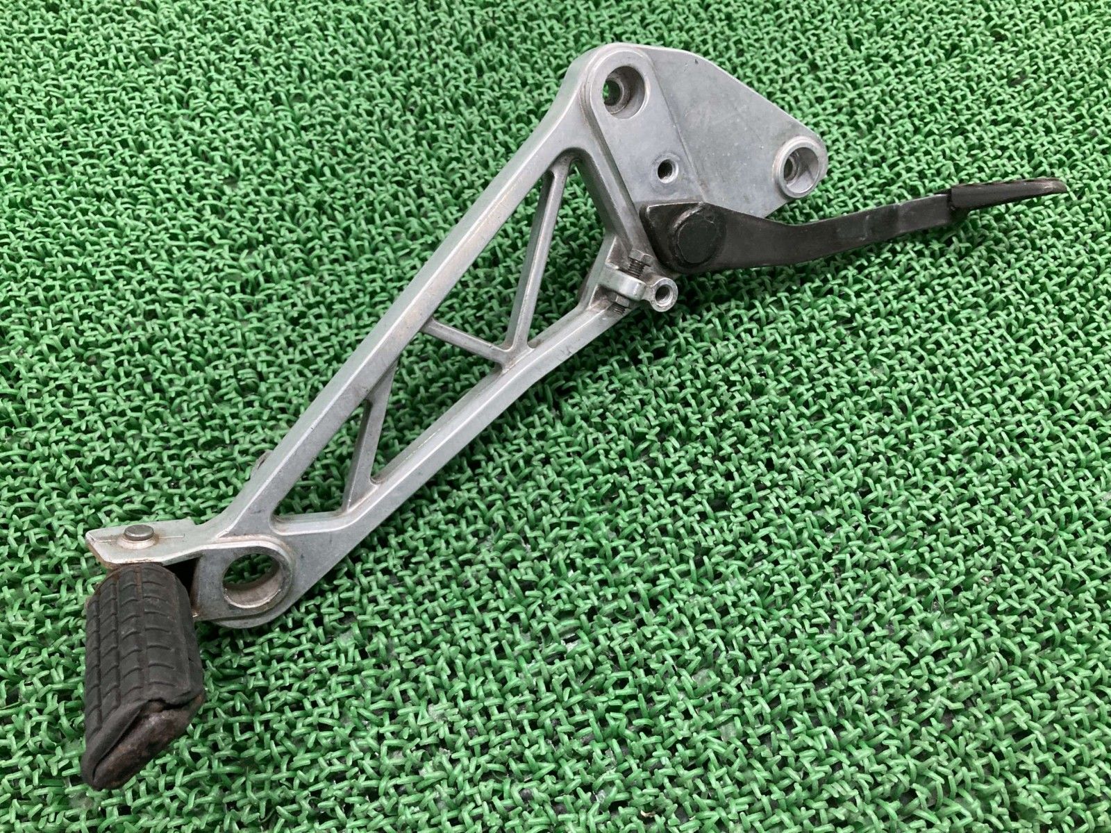 GB250クラブマン ステップ 右 KL8 ホンダ 純正 バイク 部品 MC10 初期型 プレート ホルダー ブレーキペダル 車検 Genuine tE