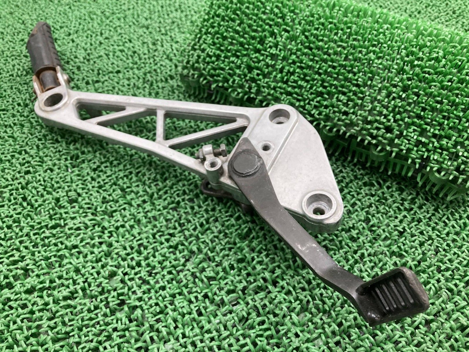 GB250クラブマン ステップ 右 KL8 ホンダ 純正 バイク 部品 MC10 初期型 プレート ホルダー ブレーキペダル 車検 Genuine tE