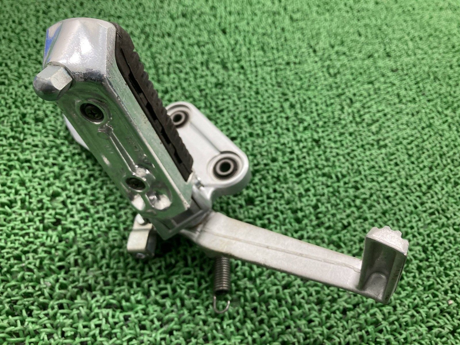 GSX1400 ステップ 右 42F スズキ 純正 バイク 部品 GY71A メインステップ ブレーキペダル 曲がり無し 品薄 車検 Genuine uV