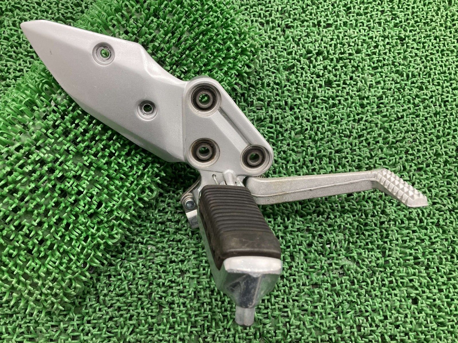 GSX1400 ステップ 右 42F スズキ 純正 バイク 部品 GY71A メインステップ ブレーキペダル 曲がり無し 品薄 車検 Genuine uV