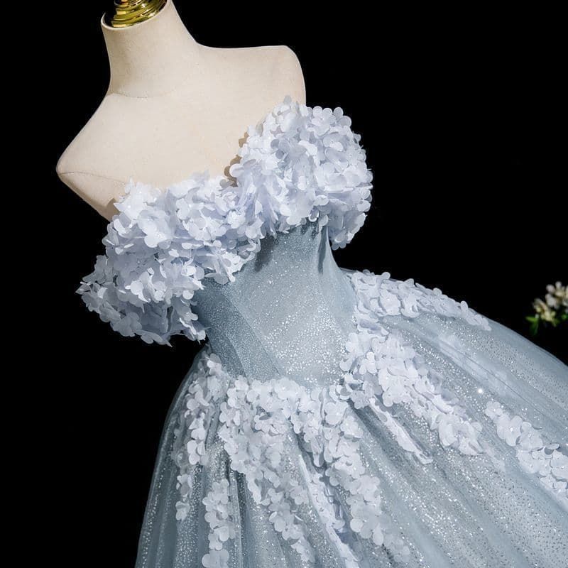 雪の精のようなエレガントドレス