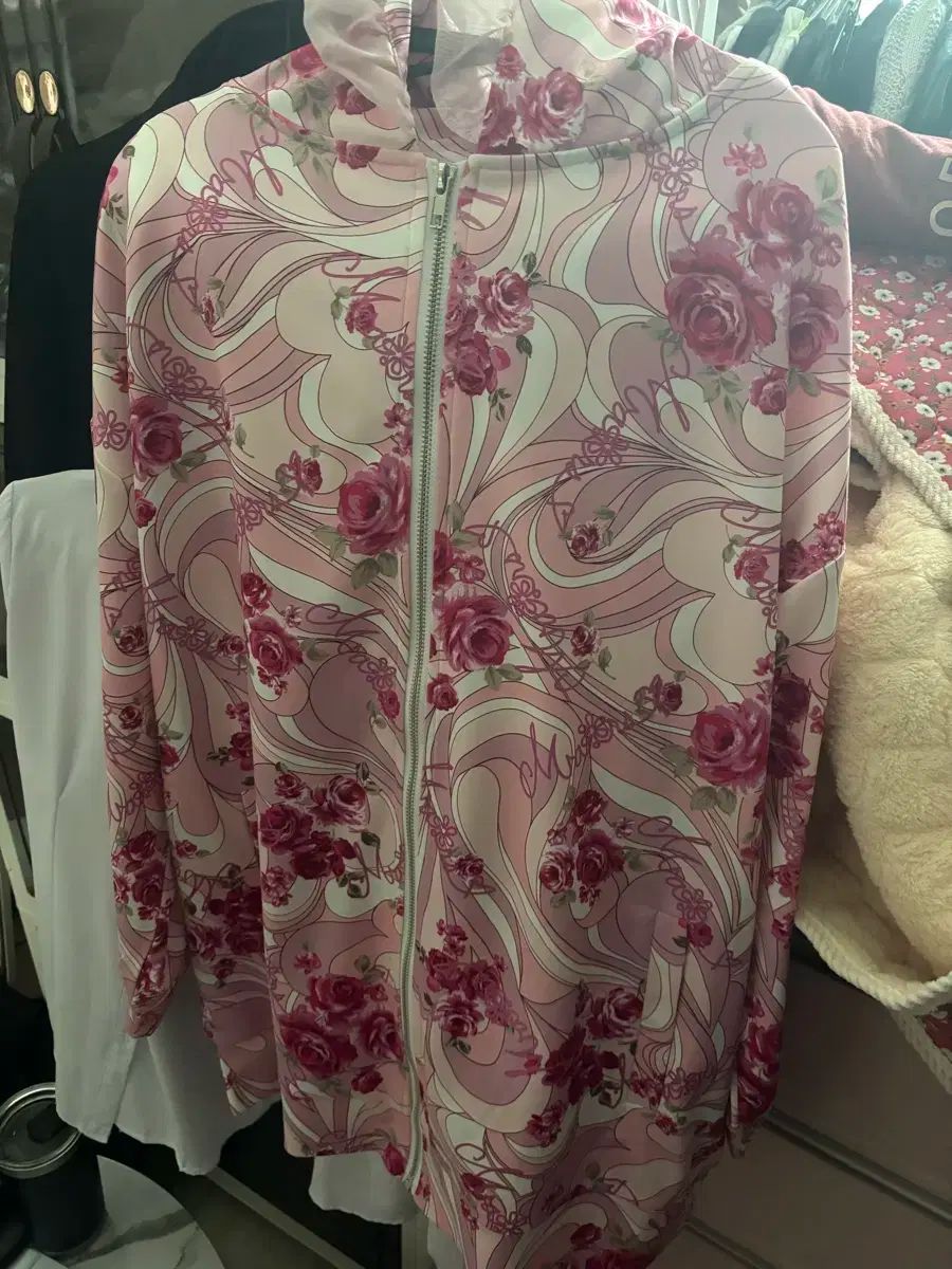 マズ オリジナル 柄 プリント フードジップアップ ピンク