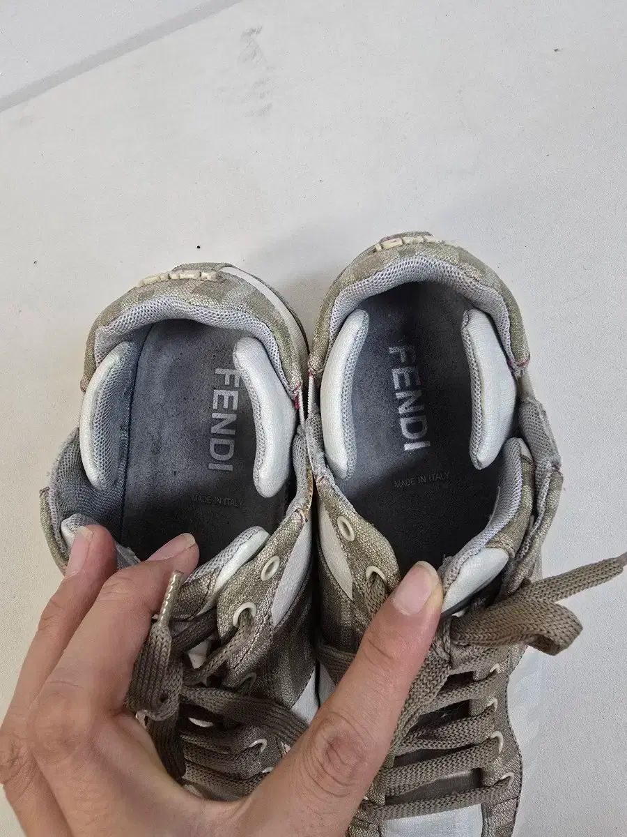 FENDI フェンディ FF ズッカ cignature シグネチャー ロゴ スニーカー